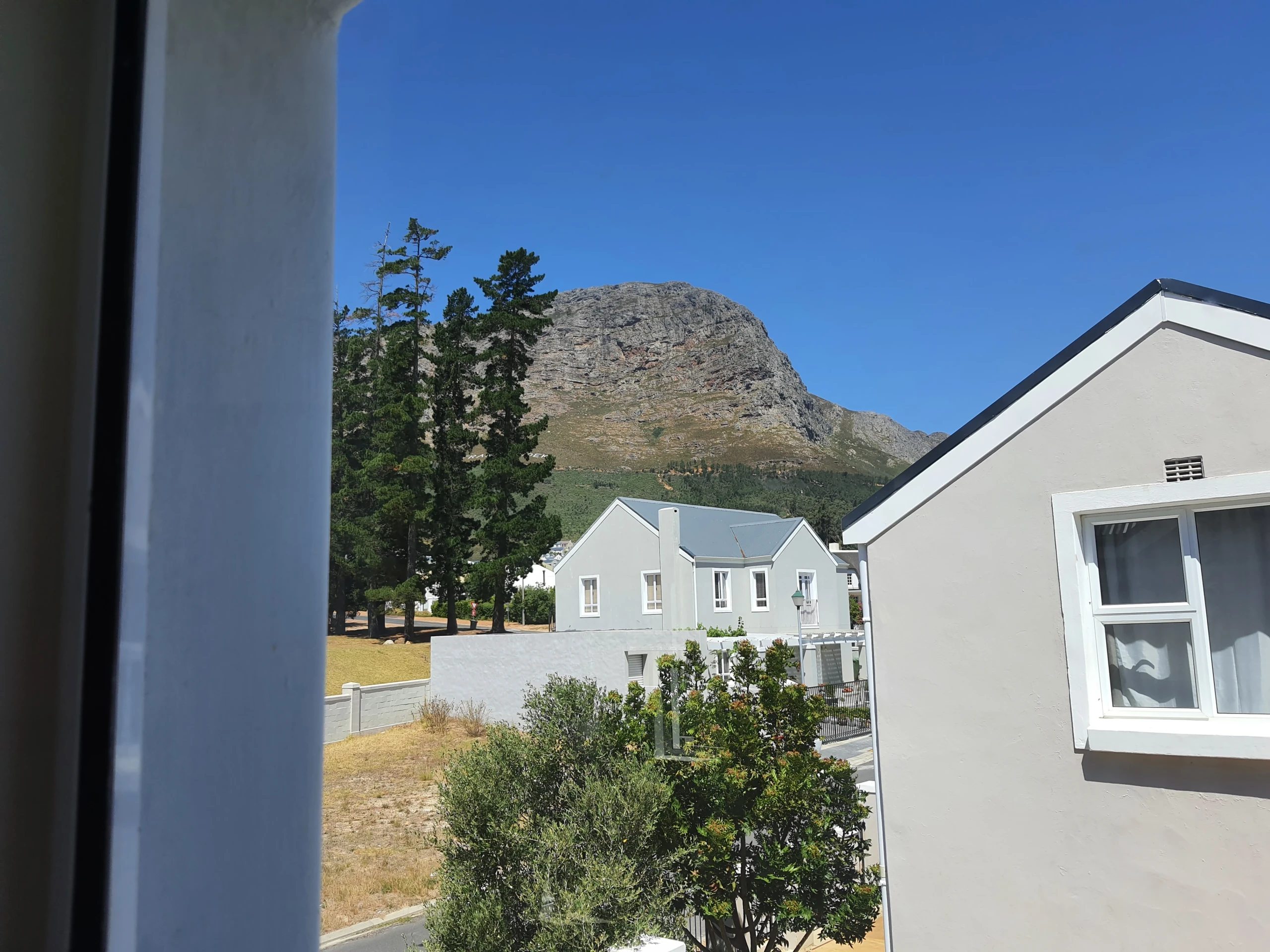 Modern house in the magnificent town of Franschoek, South Africa